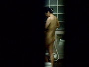 暗藏高清针孔偷拍设备潜入大学生浴室偷拍