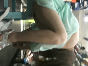 商业街买鞋子的妹子张开双腿试鞋子 门户大开 双腿间的春色美不胜收