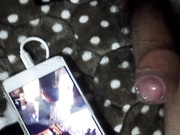 看着A片自慰  ，射到手机屏幕上