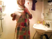 淫骚空姐洗澡自拍拿着个大花洒翘起个屁股来回的冲荡妇一枚