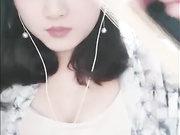 二胡培訓班老師家中果聊兼職,一首二胡版《神話》演奏的還真好聽,再表演紫薇噴水,多才多藝啊