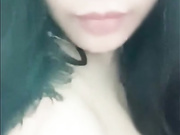 文艺范气质美女大尺度抠逼自慰，浴室洗澡，近距离特写粉嫩小穴很有撸点