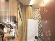 【真实自拍】会所800元爆操刚破处不久的99年超漂亮小虎牙美女,下面很紧,爱不释手干完一次玩会手游接着操.国语!