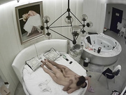 酒店特色房偷拍气质性感的漂亮小美女洗澡在浴缸被胖男友操完后又在床上继续干,这么漂亮的美女可惜了.国语!