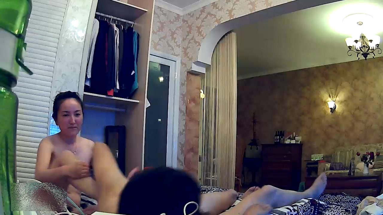 家庭摄像头强开TP小老板居家与漂亮娇妻性生活媳妇口活一流生殖器全舔一舔火爆69真刺激操的正起劲时来电话了