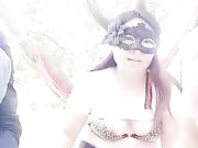 寂寞姐的儿子带了个年轻帅哥和妈妈一块户外大树下玩3P一前一后干翻骚妈