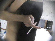 酒店偷拍高挑漂亮的长裙美女连内裤都没穿和情人偷情,从后面正操的激烈时突然接到男友电话骗谁：我到家了