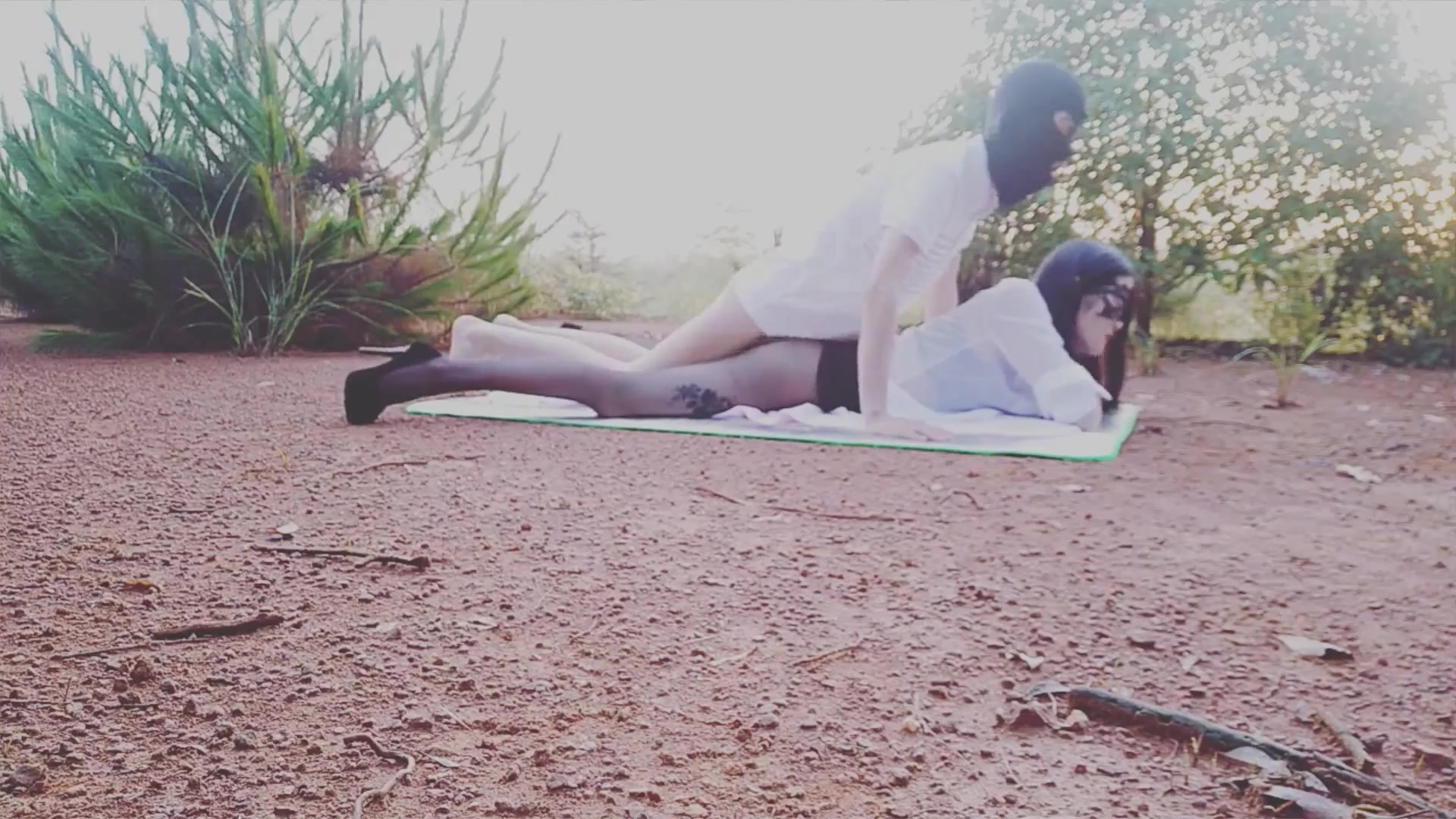 真大胆,网红美女为出名邀请网友到乡下田间啪啪,性感黑丝短裙真诱惑,担心被农民伯伯听见,狠狠爆操也不敢大叫!