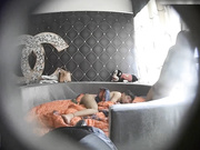 特色酒店偷拍气质长美女穿着男友买的性感内裤和网友酒店私会,女的不脱内裤说：我怕你睡着睡着操我,你出来,别动!