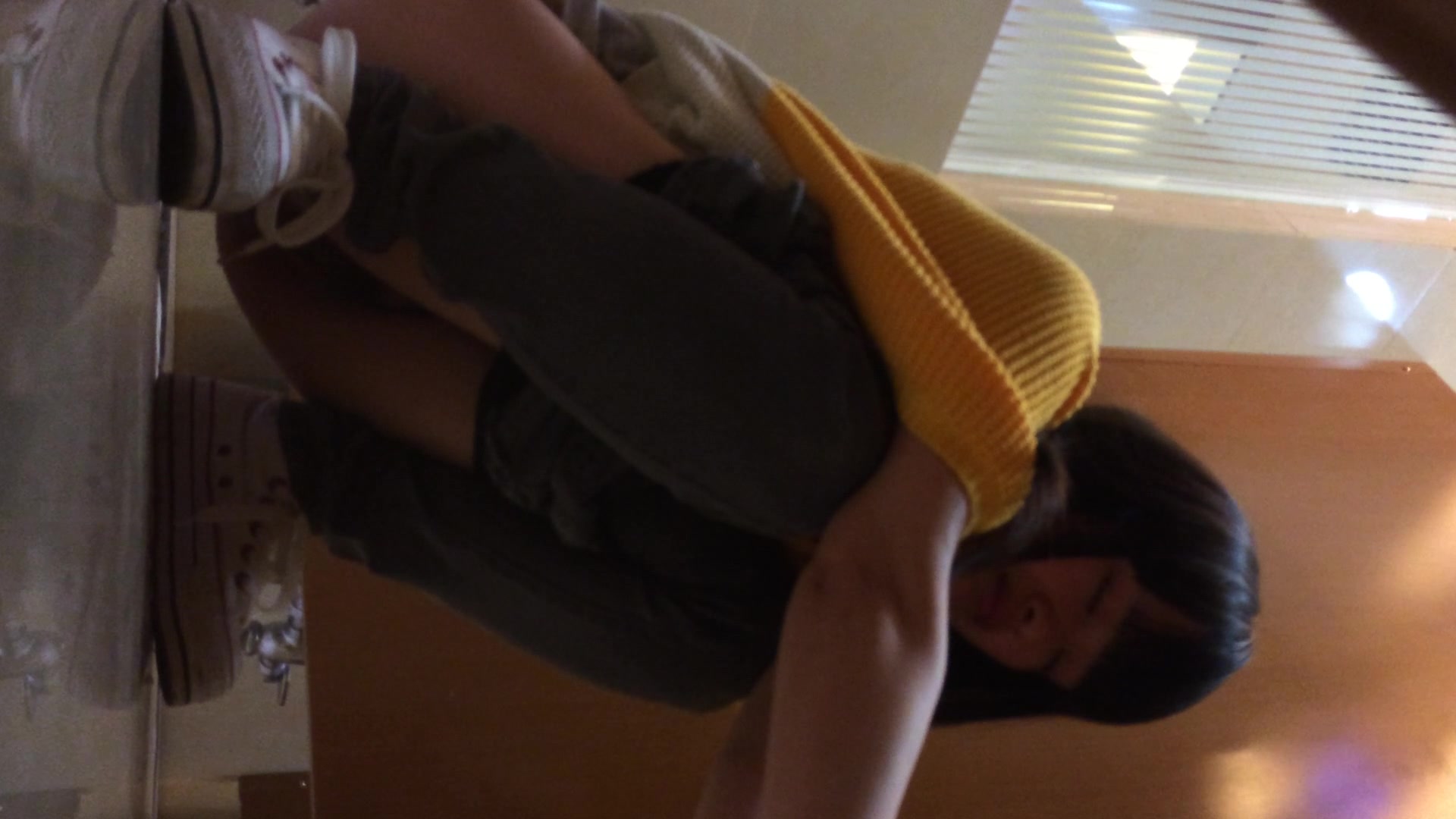 猪头厕拍系列之一个妹子不停的看着镜头，还有一个换大姨妈1080超高清原版