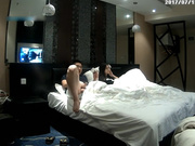 豪华酒店乳房饱满眼镜妹被爱玩自己鸡鸡的肥猪眼镜男啪啪啪