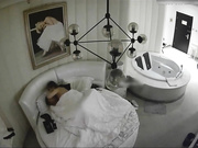 精品酒店偷拍气质短发大学美女和眼镜男情人正啪啪时男的突然接到女友电话,美女很亢奋自己扭动操,男的讲电话