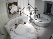 年轻漂亮的美女和自称很厉害的中年网友酒店约啪,说：我要,不许射啊,才18分钟,还吹牛1个小时.男说：我怕你挺不住!