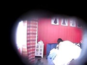 特色酒店偷拍屌丝男啪啪前让妹子张开腿掰开逼研究一下下面毛毛还挺黑的