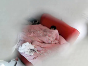 小旅馆大红床偷拍逼毛旺盛的年轻小妹骑在上面草男友感觉这女的应该做过小姐