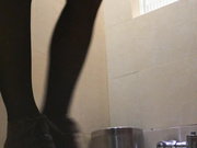 商场厕拍系列 两个妹子的滑板鞋，时尚时尚最时尚