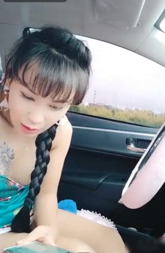 东北自驾姐乡村路上勾搭好色大叔直接把车停路边玩车震