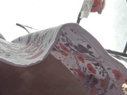 带孩子逛地摊的风骚丁字裤少妇,诱人的逼毛和阴唇都露出来了