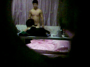 广州某私人会所炮房洞中偷窥很会玩的嫖客换着制服玩