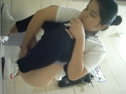 外站流出商场全景女厕偷拍来月经的妹子牛仔裤破得真有特色