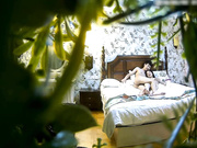 清新房假期出来约会大学生情侣开房造爱瘦弱小伙打炮不含糊把苗条娇小女友搞的欲仙欲死能抱起来干娇嫩尖叫声不断