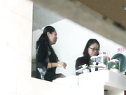 外站流出国内商场卫生间偷拍戴金手链的妹子人美逼嫩说话声音温柔