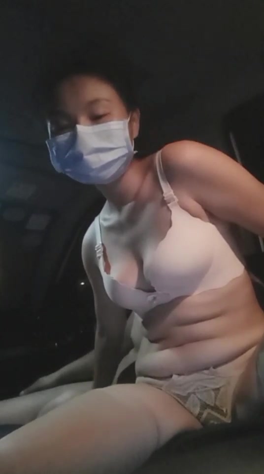 少妇美女主播应狼友要求半夜路边勾引光头佬网约车司机车震