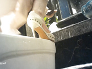 国内高级夜总会女厕偷拍来嘘嘘的小姐有几个颜值还不错