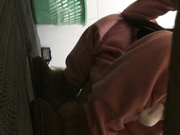 猪头厕拍系列之穿的萌萌哒的妹子和眼镜御姐，最后几个人好像被锁在厕所里面1080高清