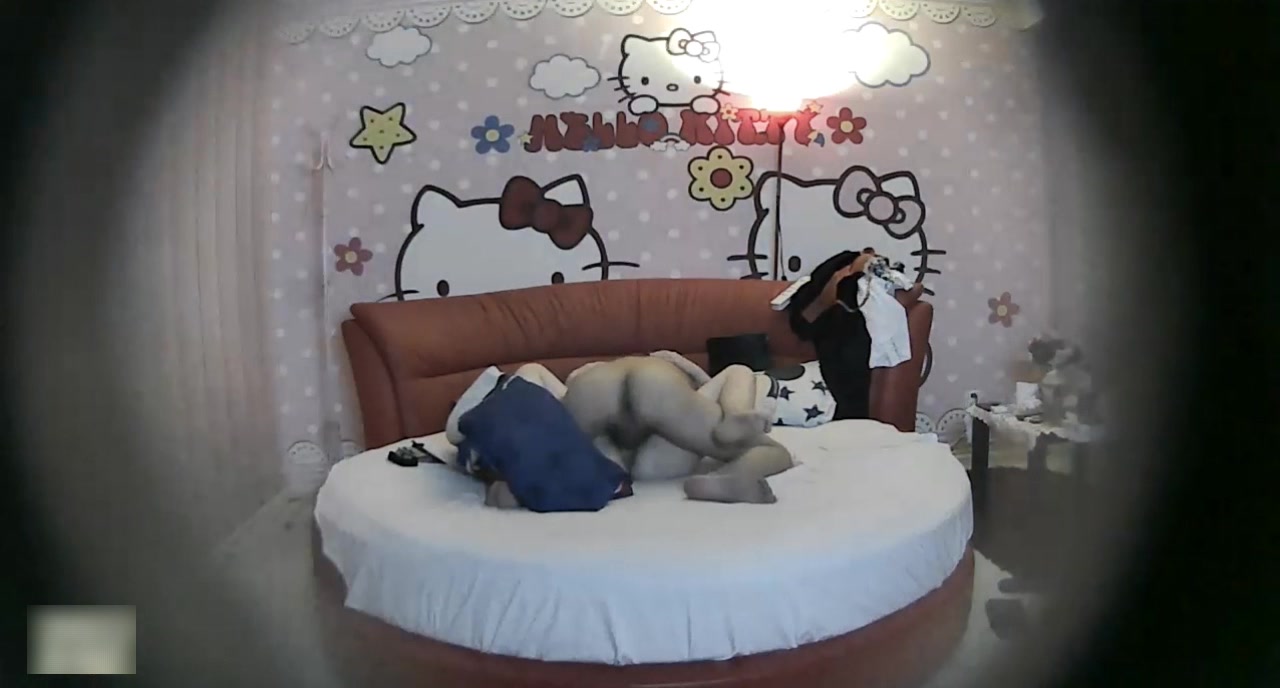 院校附近主题店年轻大学生情侣开房造爱四眼男艳福不浅长发漂亮女友钟爱他的肉棒摆弄舔硬起身啪啪啪大战