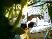 年轻水嫩的漂亮大学美女酒店被鸡鸡粗大的男友抱起来猛操后又趴在屁股上狂干内射,美女受不了呻吟惨叫!