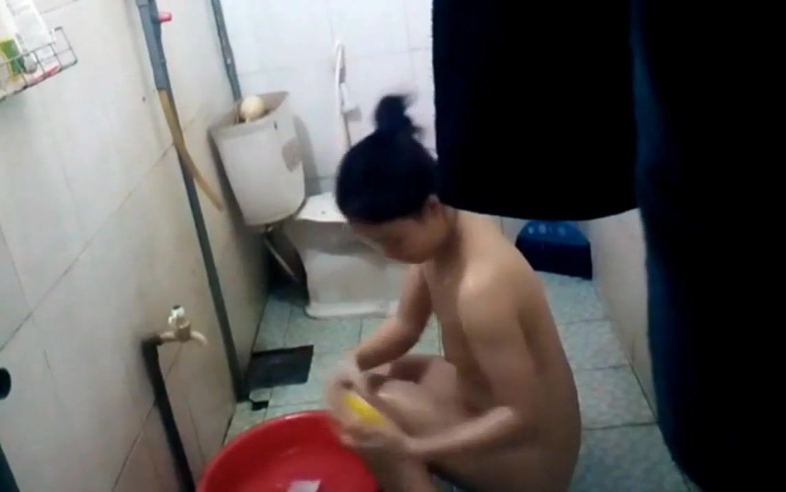 房东在出租屋卫生间偷装针孔偷拍女租客洗澡眼镜妹贪方便不在坐厕小便嘘嘘完用水洗逼逼