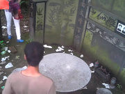 打扮得挺洋气的野鸡把年轻嫖哥召到古墓前的圆台不戴套草逼普通话对白.mp4