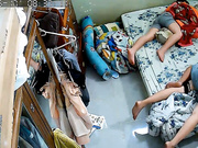 黑客破解家庭网络摄像头性欲很强的秃顶大叔大白天儿子睡旁边不脱裤子也要和老婆来一炮