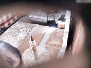 猥琐小伙憋坏了饥渴把气质漂亮美女按倒激吻69互舔进入疯狂输出休息一会美女主动又干一炮美女边淫叫边说骚话