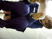 全景电信营业厅员工女厕偷拍刚分配来的面目清秀眼镜女大学生