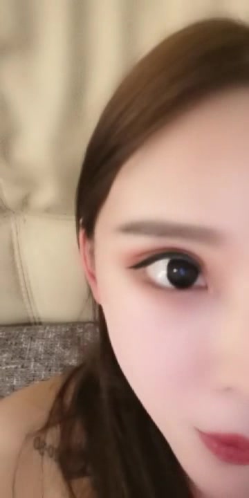 服务周到的小女人进门先冲个澡，给大哥舔舔鸡鸡，奶子很正揉着很爽，多体位抽插小骚逼，叫声就让你受不了