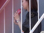 最新流出猥琐男户外偸拍楼梯上休息的短裙少妇被发现后勾引他过来露出奶子扒开多毛粉红小穴给他口爆