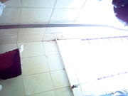 尾随两个等电梯的妹子进厕所偷窥白短热裤青春靓丽的美女嘘嘘几滴尿液粘在内裤上特性感