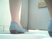 偷拍连续4个大白屁股女教师撒尿，这屁股一个比一个骚气