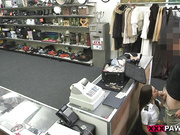 最新剧情演绎杂货店混血漂亮收银员美女被金钱引诱店内偸偸给顾客口交人太多实在忍不了到卫生间啪啪大战~1