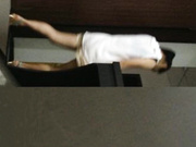 商场厕拍精选玩手机的眼镜小姐姐被光膀变态男,从旁边伸手去掏她的白带都没发现,