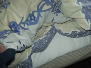 吃饭的时候给美女同事下药晚上溜进她的房间偷操了