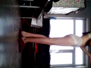 超嫩的清纯妹子穿着校服脱衣自拍，阴毛很少很像无毛白虎B