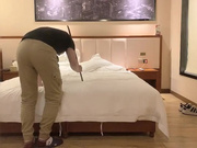 《神探老金》的兄弟嫖口活不错的小姐，兄弟床上不卖力老金拿着戒尺进来训诫