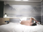 紧身牛仔裤长腿气质美女逼都要被胖哥舔肿了,各种姿势激烈抽插干完一次累了,抽根烟后继续干,又骚又浪,国语!_ev