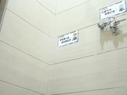 商场超清全景厕拍 连衣裙的姐姐们要袒胸露乳才能尿尿