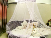 温馨房年轻情侣啪啪大战激情69式舔了半天经典体位玩一遍射完休息一下妹子主动上来吃J8女上位又干一炮淫叫给力