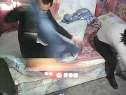 2020年某小区出租房离异漂亮美少妇生意好的不得了连续接了不同年龄段的嫖客想不到老头的战斗力比年轻人好