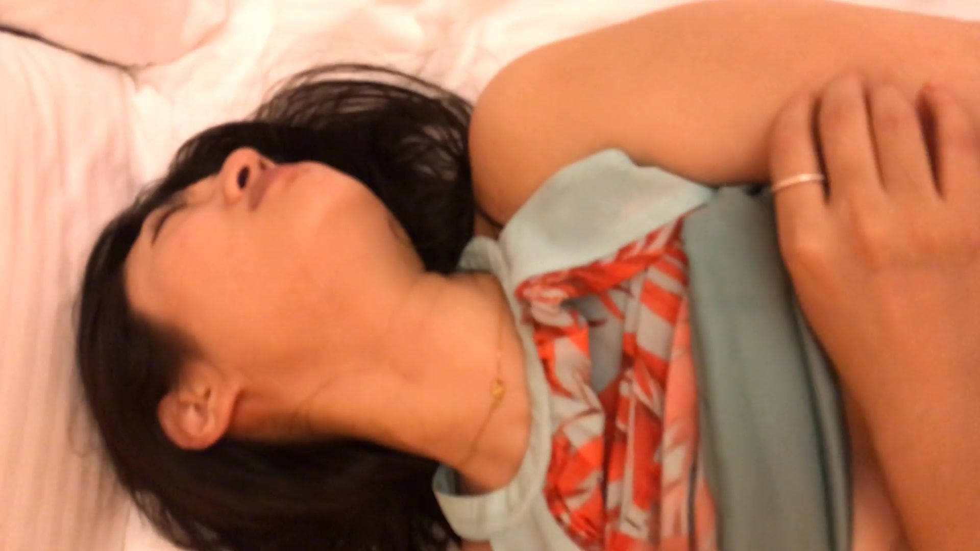 【雲盤泄密流出】精致上海知性女孩被灌醉全身無力 怎麽搞都不醒 看著她無力呻吟的樣子得意的壞笑～原版高清